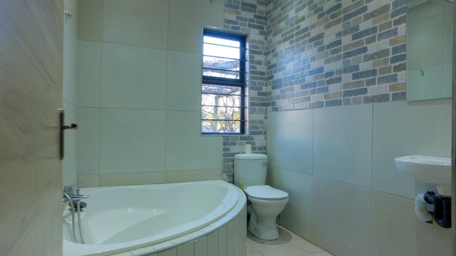 5 Bedroom Property for Sale in Waterkloof East North West